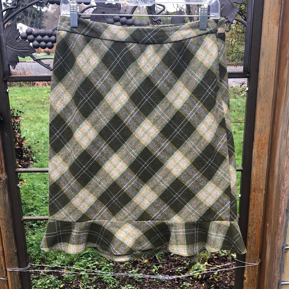 Ann Taylor Loft green plaid fully lined skirt with ruffle size 6P